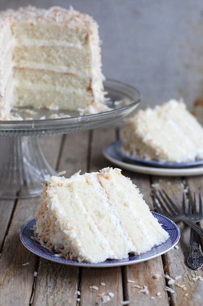 recette de gâteau anniversaire moelleux à la noix de coco, un layer cake blanc