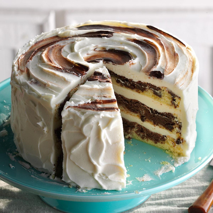 idée pour un gâteau anniversaire marbré nappé d'une couche généreuse de crème au beurre