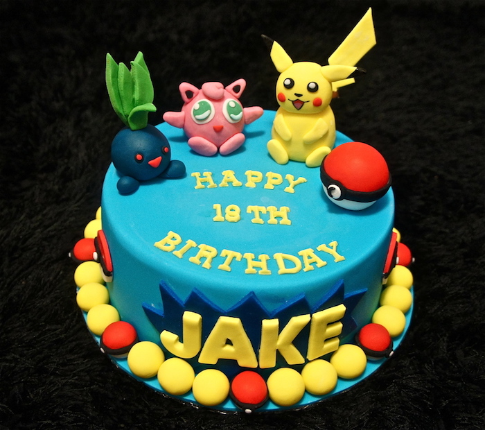 decoration gateau pokemon, figurine pikachu, pokéball en sucre, glaçage bleu, lettres jaunes, gâteau d anniversaire 