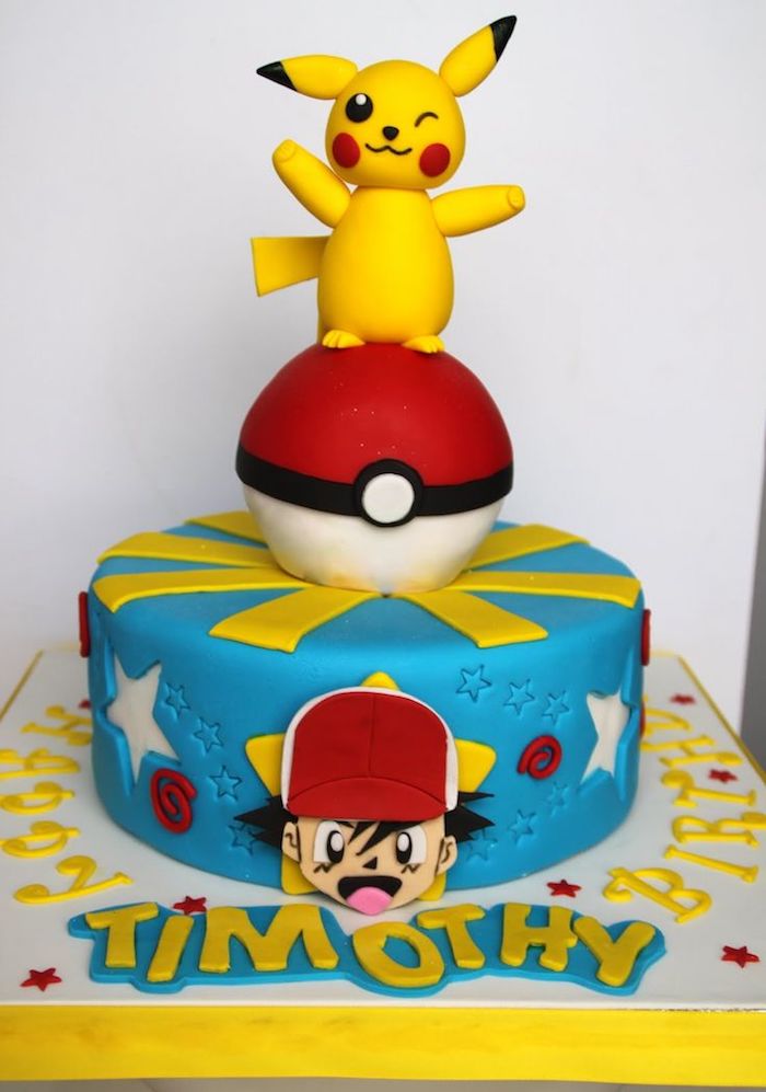 anniversaire theme pokemon, figurine sasha en pâte d'amande, génoise au vanille, figurine pikachu, pokéball