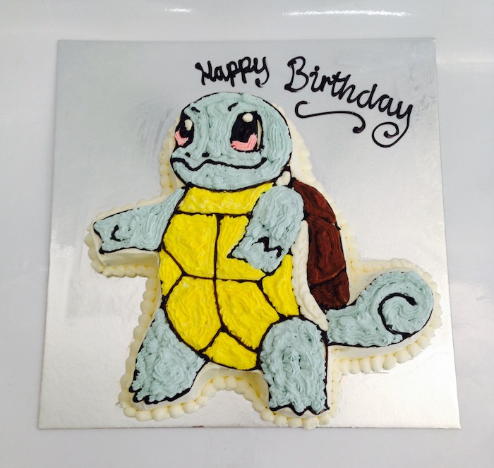 anniversaire pokemon, gâteau d anniversaire, tortue pokémon, plaque à pâtisserie, crème jaune, topping chocolat
