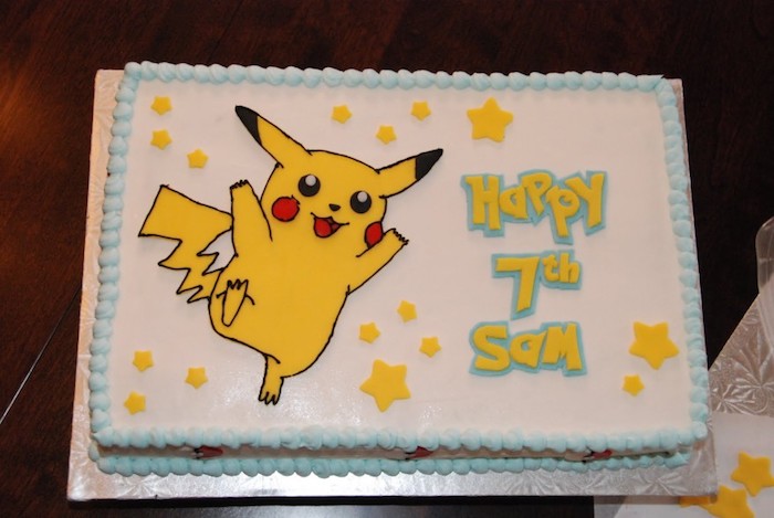 decoration gateau pokemon, génoise au vanille, pikachu mignon, étoiles jaunes en sucre, crème blanche