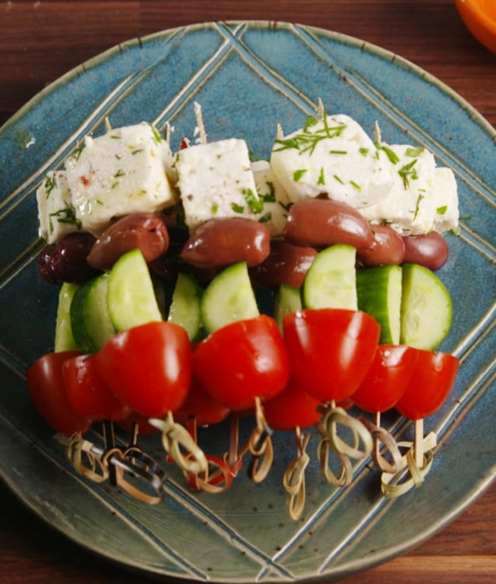 comment préparer des brochettes tomatesm concombre, olive et fromage feta, idee picnic recette sans cuissons facile à réaliser