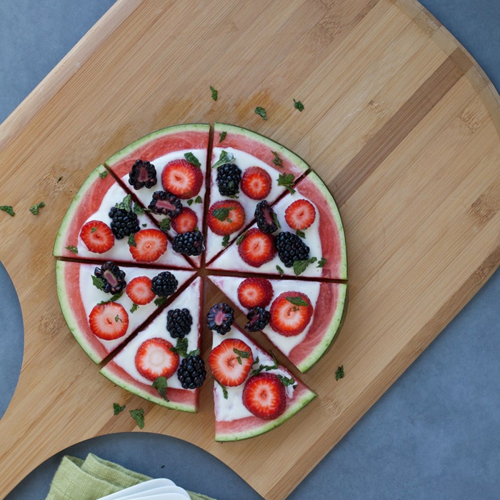 recette minceur, pizza aux fruits, pastèque, fraises, mûres, plancher en bois, serviette verte