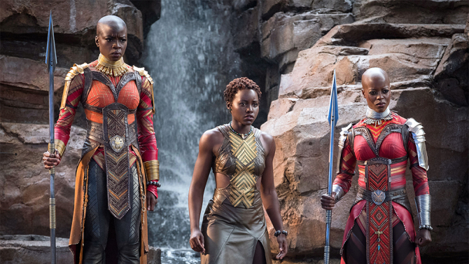  Marvel Studios 'BLACK PANTHER L à R: Okoye (Danai Gurira), Nakia (Lupita Nyong'o) et Ayo (Florence Kasumba) Crédit: Matt Kennedy / © Marvel Studios 2018 