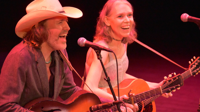  Gillian Welch Transfixes L.A. Crowd à "itemprop =" contentUrl "/>
</figure>
</article>
<article class=