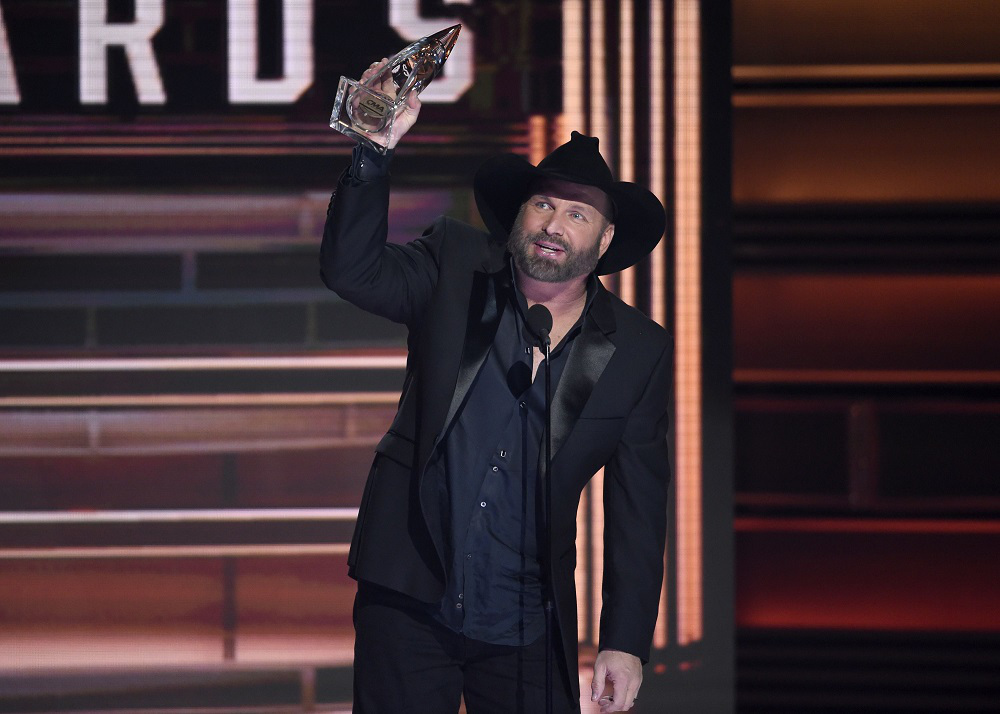  Garth Brooks reçoit le prix de l'artiste de l'année à la 51e cérémonie annuelle des CMA à la Bridgestone Arena, à Nashville, Tenn51st Annual CMA Awards - Show, Nashville, États-Unis - 08 November 2017 
