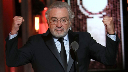  Robert De Niro gestes tout en présentant" itemprop = "contentUrl 